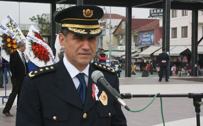 <font face="Arial" size="2"><strong>Halkımızın Desteği ve G&uuml;veni Şart</strong><br /><br />G&uuml;venlik hizmetlerinin toplumun katılımıyla etkin, hızlı ve başarılı bir şekilde y&uuml;r&uuml;t&uuml;lebilmesinin, her şeyden &ouml;nce halkın desteği ve g&uuml;veninin s&uuml;rekli kılınabilmesiyle m&uuml;mk&uuml;n olduğunu belirten &Uuml;nsal, s&ouml;zlerine ş&ouml;yle devam etti: <font color="#333399">&quot;Unutmamalıyız ki toplumla b&uuml;t&uuml;nleşemeyen bir kurumun başarıya ulaşma şansı yoktur. Bu d&uuml;ş&uuml;nceden hareketle b&uuml;t&uuml;n mensuplarımız vatandaş memnuniyetini sağlayan bir yaklaşımla milletin hizmetini kendine şiar edinmiştir.&quot;&nbsp;</font></font>