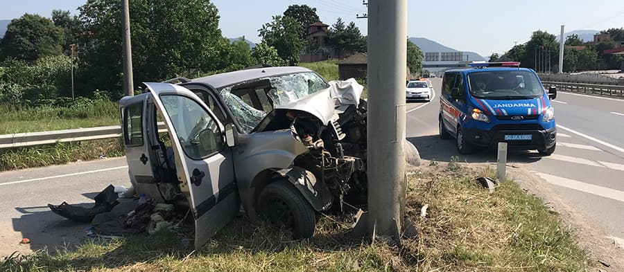Otomobil tabela direğine çarptı