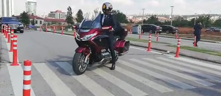 Kenan Sofuoğlu yemin törenine motosikletiyle geldi 