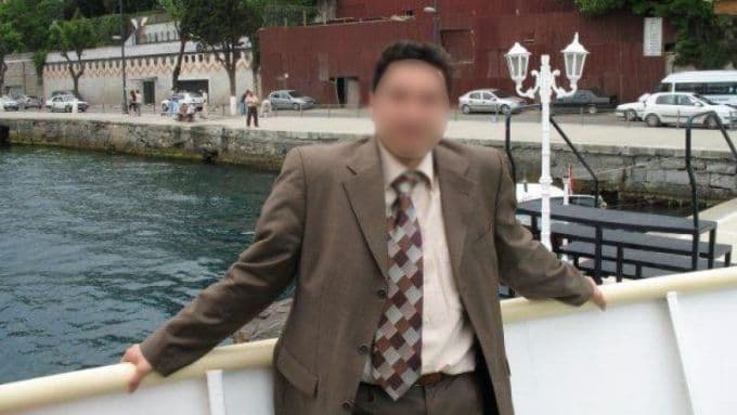 <font face="arial,helvetica,sans-serif" size="2"><font size="3"><strong><br />&Ouml;ks&uuml;z'&uuml;n serbest bırakılması davası</strong></font><br /><br />Adil  &Ouml;ks&uuml;z'&uuml;n serbest bırakılmasıyla ilgili 13'&uuml; asker, 14'&uuml; Emniyet Genel  M&uuml;d&uuml;rl&uuml;ğ&uuml; personeli ve biri eski Başbakanlık M&uuml;şaviri 28 sanığın Ankara  23. Ağır Ceza Mahkemesi'nde yargılanmasına devam ediliyor. <br /><br />Davanın  iddianamesinde darbe girişiminin ardından &Ouml;ks&uuml;z yakalandıktan sonra  d&uuml;zenlenen tutanakların zamanında adliyeye g&ouml;nderilmediği, &uuml;zerinde ele  ge&ccedil;irilen su&ccedil; delili niteliğindeki eşyaların gerekli incelemeler  yaptırılmadan &Ouml;ks&uuml;z'e teslim edildiği ve Ankara Batı Adliyesi'ne  ulaştırılan soruşturma evrakının eksik olduğu belirtiliyor. <br /><br />&Ouml;ks&uuml;z'&uuml;n  korunmasına y&ouml;nelik kamu g&ouml;revlileri hakkında da soruşturma  başlatıldığı kaydedilen iddianamede, FET&Ouml;'n&uuml;n faaliyetleri ve &ouml;zellikle  15 Temmuz 2016'da kalkıştığı darbe girişimiyle silahlı ter&ouml;r &ouml;rg&uuml;t&uuml;  olduğunun kanıtlandığı ifade ediliyor. <br /><br />İ&ccedil;işleri Bakanlığı'nın  &quot;ter&ouml;rden arananlar listesi&quot;nde &quot;kırmızı&quot; kategoride yer alan,  yakalatana 4 milyon liraya kadar &ouml;d&uuml;l konulan ve 18 Temmuz 2016'da adeta  &quot;sır&quot; olan Adil &Ouml;ks&uuml;z'&uuml;n yakalanması i&ccedil;in yaklaşık 2 yıldır yurt i&ccedil;i ve  yurt dışında arama &ccedil;alışmaları devam ediyor. <br /><br /><font size="3"><strong>- Eşi ve kayınbiraderi ABD'de g&ouml;r&uuml;nt&uuml;lendi </strong></font><br /><br />Adil  &Ouml;ks&uuml;z&rsquo;&uuml;n eşi ve &uuml;&ccedil; &ccedil;ocuğunu ABD'de yaşayan &ouml;rg&uuml;t mensubu kayınbiraderi  Abdulhadi Yıldırım'ın yanına FET&Ouml; darbe girişiminden bir ay &ouml;nce  yerleştirdiği ortaya &ccedil;ıkmıştı.<br /><br />New Jersey eyaletine bağlı  Ridgefield semtinde bulunan kardeşi Yıldırım'ın evinin &ouml;n&uuml;nde AA  ekipleri tarafından g&ouml;r&uuml;nt&uuml;lenen Aynur &Ouml;ks&uuml;z, kendisine tahsis edilen  arabayı kullanıyor.<br /><br />Aynur &Ouml;ks&uuml;z'&uuml;n yaşadığı &uuml;&ccedil; katlı evin  bulunduğu Ridgefield semti, New Jersey eyaletinin l&uuml;ks ve g&uuml;venli  b&ouml;lgelerinden biri olarak biliniyor.<br /><br />Clark Avenue (caddesi)  &uuml;zerinde, &ouml;zel garajı ve bah&ccedil;esi olan yaklaşık 550 bin dolar değerindeki  evin &ouml;n&uuml;nde, &Ouml;ks&uuml;z'&uuml;n kardeşi Abdulhadi Yıldırım'ın da kullandığı 3-4  ayrı l&uuml;ks ara&ccedil; da bulunuyor.<br /><br />&Ouml;ks&uuml;z'&uuml;n kayınbiraderi Yıldırım'ın,  New Jersey eyaletinin Manhattan manzaralı Edgewater semtindeki l&uuml;ks oto  satışı ve tamiri yapılan iş yerinde m&uuml;şterilerle ilgilenirken ve  &ccedil;alışanlarıyla konuşurken &ccedil;ekilen g&ouml;r&uuml;nt&uuml;leri, AA objektiflerine  yansıdı. <br /><br />Hudson Nehri'nin kenarındaki River Road (caddesi)  &uuml;zerinde bulunan Edgewater Motors isimli iş yerinin &ouml;n&uuml;nde, &ccedil;eşitli  markalarda &ccedil;ok sayıda l&uuml;ks otomobilin yer alması dikkati &ccedil;ekti. <br /><br />Yıldırım'ın  iş yerine ABD bayrağı asmaya &ccedil;alışırken bunu &ouml;nce kendisinin &ouml;pt&uuml;ğ&uuml;,  ardından yanındaki yeşil tiş&ouml;rtl&uuml; &ccedil;alışanına &ouml;pt&uuml;rd&uuml;ğ&uuml; g&ouml;r&uuml;ld&uuml;. <br /><br /><font size="3"><strong>- En yakınındaki isimler ceza aldı </strong></font><br /><br />Adil  &Ouml;ks&uuml;z'&uuml;n salıverildikten sonra Sakarya'ya geldiği y&ouml;n&uuml;ndeki ihbarı  değerlendiren polis ekipleri, Akyazı il&ccedil;esindeki kayınpederinin evinde 1  Ağustos 2016'da arama ger&ccedil;ekleştirdi. &Ouml;ks&uuml;z'&uuml;n Sakarya'ya gelirken  kullandığı &quot;34 SIR 49&quot; plakalı otomobili, kayınpederinin evinin  garajında bulundu. <br /><br />&Ouml;ks&uuml;z'&uuml;n kayınpederi Cevat Yıldırım  Sakarya'da, kardeşinin eşi Şenay &Ouml;ks&uuml;z Mersin'de, kayınvalidesi Hatice  Yıldırım Sakarya'da, &ouml;ğretmenlik yapan akrabası Sahure &Ouml;ks&uuml;z de  Marmaris'te tutuklandı. <br /><br />Kayınvalide Hatice Yıldırım hakkında  &quot;anayasayı ihlal&quot; ve &quot;silahlı ter&ouml;r &ouml;rg&uuml;t&uuml; &uuml;yeliği&quot; su&ccedil;larından  ağırlaştırılmış m&uuml;ebbet ve 15 yıla kadar hapis cezası istemiyle Sakarya  4. Ağır Ceza Mahkemesi'nde a&ccedil;ılan davanın g&ouml;r&uuml;lmesine 13 Temmuz'da  başlanacak. <br /><br />&Ouml;ks&uuml;z'&uuml;n Karab&uuml;k &Uuml;niversitesi'nde g&ouml;revliyken ihra&ccedil;  edilen eski T&uuml;rk Dili ve Edebiyatı B&ouml;l&uuml;m&uuml; Başkan Yardımcısı kardeşi Yrd.  Do&ccedil;. Ahmet &Ouml;ks&uuml;z (44), Karab&uuml;k Ağır Ceza Mahkemesi'nde g&ouml;r&uuml;len davada  &quot;silahlı ter&ouml;r &ouml;rg&uuml;t&uuml;ne &uuml;ye olmak&quot; su&ccedil;undan 6 yıl 3 ay hapisle  cezalandırıldı.<br /><br />Kayınpeder Cevat Yıldırım ile baldızı Emine  Şennur Şen'in Sakarya 5. Ağır Ceza Mahkemesi'nde yargılandığı davada  sanıklar, &quot;FET&Ouml; &uuml;yesi olmak&quot; su&ccedil;undan 6 yıl &uuml;&ccedil;er ay hapis cezasına  &ccedil;arptırıldı. Kuzen Z&uuml;beyir &Ouml;ks&uuml;z'e, yargılandığı İzmir 15. Ağır  Mahkemesi'nce &quot;silahlı ter&ouml;r &ouml;rg&uuml;t&uuml; &uuml;yesi&quot; olmak su&ccedil;undan 9 yıl 9 ay  hapis cezası verildi. <br /><br />FET&Ouml;'n&uuml;n &quot;Rusya İmamı&quot; olduğu iddia edilen  &Ouml;ks&uuml;z'&uuml;n kayınbiraderi Ali Sami Yıldırım ile bacanağı gazeteci Erdal  Şen'in de aralarında bulunduğu 5 sanık hakkında İstanbul 14. Ağır Ceza  Mahkemesi'nde ''silahlı ter&ouml;r &ouml;rg&uuml;t&uuml;ne &uuml;ye olma'' su&ccedil;undan a&ccedil;ılan dava  karara bağlandı. Mahkeme heyeti, Yıldırım'ın 7 yıl 6 ay, Şen'in ise 6  yıl 3 ay hapis cezasına &ccedil;arptırılmasına karar verdi. <br /><br />Adil  &Ouml;ks&uuml;z'&uuml;n hocası olduğu iddia edilen eski SA&Uuml; İlahiyat Fak&uuml;ltesi &Ouml;ğretim  &Uuml;yesi Prof. Dr. Davut Ayd&uuml;z 11 Ağustos'ta, arkadaşı eski SA&Uuml; İlahiyat  Fak&uuml;ltesi &Ouml;ğretim &Uuml;yesi Prof. Dr. Muhittin Akg&uuml;l de 23 Ağustos'ta  Sakarya'da tutuklandı. Ayd&uuml;z ve Akg&uuml;l'&uuml;n de aralarında bulunduğu 24 eski  akademisyenin Sakarya 5. Ağır Ceza Mahkemesi'nce yargılanması  tamamlandı. &Ouml;ks&uuml;z'&uuml;n hocası Davut Ayd&uuml;z 7 yıl 6 ay, arkadaşı Muhittin  Akg&uuml;l 6 yıl 3 ay hapis cezası aldı. <br /><br />&Ouml;ks&uuml;z'&uuml;n yengesi Şenay  &Ouml;ks&uuml;z, &quot;anayasayı ihlal&quot; ve &quot;silahlı ter&ouml;r &ouml;rg&uuml;t&uuml; &uuml;yeliği&quot; su&ccedil;larından  İstanbul 32. Ağır Ceza Mahkemesi'nde tutuklu olarak yargılanıyor. <br /><br />FET&Ouml;/PDY  soruşturması kapsamında hakkında ağırlaştırılmış m&uuml;ebbet ve 15 yıla  kadar hapis cezası istemiyle dava a&ccedil;ılan &Ouml;ks&uuml;z'&uuml;n baldızı Belkıs Nur  Tetik'in yargılanmasına, Sakarya 5. Ağır Ceza Mahkemesi'nde devam  ediliyor. <br /><br />&Ouml;ks&uuml;z'&uuml;n diğer bacanağı olan ve 2010 KPSS'deki  usuls&uuml;zl&uuml;k iddialarına ilişkin soruşturma kapsamında tutuksuz yargılanan  &Ouml;kkeş Tetik ise Konya merkezli 31 ilde FET&Ouml;/PDY'ye y&ouml;nelik soruşturma  kapsamında 23 Haziran'da Sakarya'da g&ouml;zaltına alındıktan sonra  tutuklandı. <br /><br />İstanbul'da y&uuml;r&uuml;t&uuml;len FET&Ouml;/PDY soruşturması  kapsamında FET&Ouml;'n&uuml;n evraklarını kargo ile ABD'ye g&ouml;ndermeye &ccedil;alışırken  g&ouml;zaltına alınan yeğen Esma&uuml;l H&uuml;sna &Ouml;ks&uuml;z'&uuml;n de tutuklanmasına karar  verildi.&nbsp; </font>