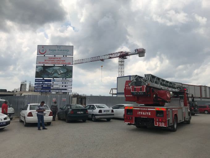 AMATEM inşaatındaki işçiler, vincin tepesinde eylem yaptı