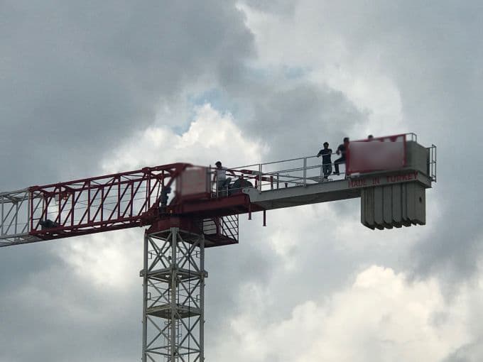 AMATEM inşaatındaki işçiler, vincin tepesinde eylem yaptı