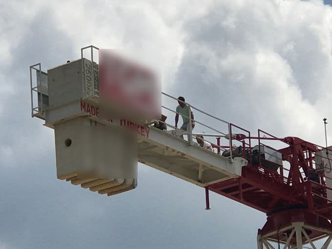 AMATEM inşaatındaki işçiler, vincin tepesinde eylem yaptı