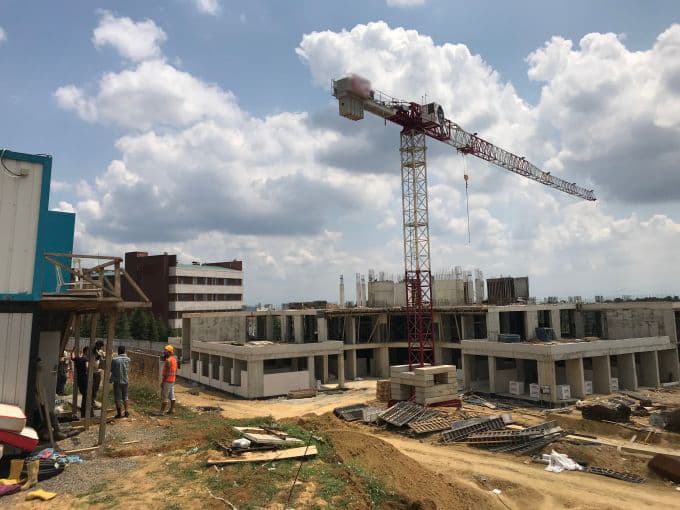 AMATEM inşaatındaki işçiler, vincin tepesinde eylem yaptı