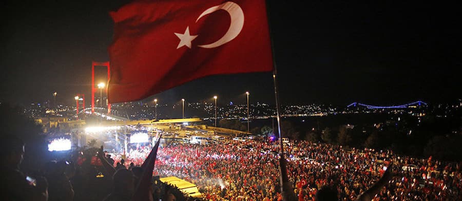 <div><font face="arial, helvetica, sans-serif" size="2"><strong>Başkan Yılmazer&rsquo;in 15 Temmuz Mesajı<br /><br /></strong></font></div><div><font face="arial, helvetica, sans-serif" size="2">Sapanca Belediye Başkanı Do&ccedil;. Dr. Aydın Yılmazer yayınladığı 15 Temmuz Mesajında; &ldquo;T&uuml;rk ordusunun i&ccedil;inde yapılanan, Fet&ouml; ter&ouml;r &ouml;rg&uuml;t&uuml;ne bağlı bir grubun hain girişimi, en başta demokrasi sevdalısı halkımızın onurlu direnişi, demokrasiye sahip &ccedil;ıkması, sokakları bir demokrasi ş&ouml;lenine &ccedil;eviren kararlı duruşu daha sonra da devletine bağlı ger&ccedil;ek T&uuml;rk askerleri ve emniyet g&uuml;&ccedil;lerimizin olaya el koymasıyla bastırılmıştır.<br /><br /></font></div><div><font face="arial, helvetica, sans-serif" size="2">15 Temmuz gecesi yaşananlardan, bu hainlerin ihanetlerinin ne kadar b&uuml;y&uuml;k olduğu &ccedil;ok net bi&ccedil;imde anlaşılmıştır. Bu hainler, halk iradesinin sonucunu yok sayarak, y&ouml;netime el koymaya &ccedil;alışmışlardır. Demokrasiyi savunmak i&ccedil;in sokağa &ccedil;ıkan masum insanların &uuml;zerine kurşun yağdırmaktan &ccedil;ekinmemişlerdir. U&ccedil;aklardan, helikopterlerden vatandaşlarımızı yağdırmışlardır. Ulusal egemenliğin temsil yeri olan T&uuml;rkiye B&uuml;y&uuml;k Millet Meclisi&rsquo;ni bombalamışlardır. Bu hain kalkışmada ne yazık ki 248 kahramanımız şehit edilmiş, 2196 kahramanımız da yaralanmıştır.<br /><br /></font></div><div><font face="arial, helvetica, sans-serif" size="2">15 Temmuz Darbe Girişimi kahraman halkımızı sokaklara d&ouml;km&uuml;ş ve halkımız demokrasisine, milli iradesine bağımsızlığına sahip &ccedil;ıkmıştır. FET&Ouml;, İŞİD, PKK adı ne olursa olsun t&uuml;m ter&ouml;r &ouml;rg&uuml;tleri ne yaparlarsa yapsınlar Cumhuriyetimizin sonsuza dek var olmasına asla engel olamayacaklardır. Ulusumuzun birlik ve beraberliği her t&uuml;rl&uuml; ihanetin &uuml;stesinden gelecektir.<br /><br /></font></div><div><font face="arial, helvetica, sans-serif" size="2">Kahramanlarımızı ve destanımızı unutmayacak, unutturmayacağız. Onları unutmadığımız gibi FET&Ouml;&rsquo;c&uuml; hainleri ve işbirlik&ccedil;ilerini de unutmayacağız. Hi&ccedil;bir d&uuml;şmandan korkmuyoruz. Bayrağımız, istiklalimiz, vatanımız uğruna her zaman şehit olmaya hazırız. Şehitlerimizi rahmetle anarken, gazilerimize minnetlerimi sunuyorum&rdquo; dedi.</font></div>