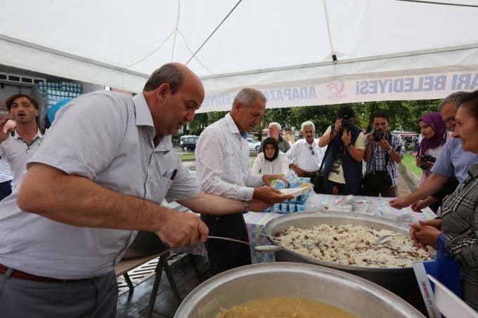 Adapazarı Belediyesi, 7 bin kişiye pilav ikram etti