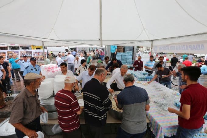 Adapazarı Belediyesi, 7 bin kişiye pilav ikram etti