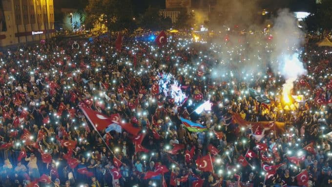 <font face="arial,helvetica,sans-serif" size="2"><strong><font size="3"><br />Milletimiz &ouml;zg&uuml;rl&uuml;ğ&uuml;nden taviz vermedi</font></strong><br /><br />MHP   Milletvekili Levent B&uuml;lb&uuml;l, &ldquo;&Ouml;yle bir tebeş&uuml;sle karşılaştık ki bu   ge&ccedil;mişte darbe olarak nitelendirilen bir girişim olarak zannedildi ancak   bu girişim T&uuml;rkiye devletini b&ouml;lme, par&ccedil;alama ve yok etme girişimiydi.   Bu darbe girişimine karşı bizler T&uuml;rk milleti olarak şanla şerefle  eşsiz  bir m&uuml;cadele verdik. 251 şehidimiz 2 bin 500 civarında da gazimiz  var.  Ancak o gecenin sonunda galip Allah&rsquo;a hamd olsun ki T&uuml;rk milleti  oldu.  İşte o gece T&uuml;rk milleti bağımsızlığından ve &ouml;zg&uuml;rl&uuml;ğ&uuml;nden taviz   vermedi. Allah birliğimizi ve beraberliğimizi daim etsin, hainlere   fırsat vermesin&rdquo; diye konuştu.<br /><strong><font size="3"><br />Sakarya vatan sevgisini tescillemiştir</font><br /><br /></strong>AK   Parti Milletvekili Uncuoğlu, &ldquo;2 sene evvel İstanbul&rsquo;da Şehitler   K&ouml;pr&uuml;s&uuml;&rsquo;n&uuml;n işgal edildiği, trafiğin kapatıldığı s&ouml;ylendiğinde bu   meydanda bir avu&ccedil;tuk. Ancak biliyorduk ki Sakarya bu kalkışmaya pabu&ccedil;   bırakmayacak. Valiliğimizi işgal edenleri p&uuml;sk&uuml;rtmek i&ccedil;in kardeşlerimiz   m&uuml;cadele etti ve &ccedil;ıplak elleriyle Valiliğimizi geri aldılar.  İradelerine  sahip &ccedil;ıktılar. 14 gazimiz şanlı madalyalarıyla bize &ccedil;ok  g&uuml;zel anlar  yaşattı. T&uuml;rkiye&rsquo;de olduğu gibi Sakarya&rsquo;da &lsquo;Şehitler &Ouml;lmez  Vatan  B&ouml;l&uuml;nmez&rsquo; diye haykırdı. Bayrağımıza, vatanımıza, istikbalimize  g&ouml;z  dikecek biri olursa elleri kırar, d&uuml;şmanları ezeriz. Sakarya  ecdadına  yakışanı yaptı ve o elleri kırdı. Milletin silahlarını,  millete  doğrulttular. Ama milletimizin kurşunların ve tankların &uuml;zerine   gideceğini fark edemediler. Sakarya buradaki n&ouml;beti ve kıyamıyla vatan   sevgisini tescillemiş ve bunu b&uuml;t&uuml;n d&uuml;nyaya duyurmuştur&rdquo; dedi <br /><br /><strong><font size="3"><br />Demokrasimize sahip &ccedil;ıkıyoruz</font></strong><br /><br />SESOB   Başkanı Hasan Alişan, &ldquo;İşte siz Sakaryalılar sadece 15 Temmuz i&ccedil;in bu   akşam burada değilsiniz. 265 g&uuml;n n&ouml;bet tutuyor, vatanı savunuyorsunuz.   Sizlerin bir temsilcisi olarak Sakarya&rsquo;daki esnafların bir temsilcisi   olarak sizlerle gurur duyduğumu ifade etmek istiyorum. Burada bu   meydanda sizlerle aynı ruhu taşıyarak demokrasimize sahip &ccedil;ıkıyoruz.   Bunun altında, bunun m&uuml;hr&uuml;nde sizlerin izleri var&rdquo; derken; İHH Sakarya   Temsilcisi Sebahattin Aydın, &ldquo;Canlarını hi&ccedil;e sayarak o g&uuml;n meydanlara   &ccedil;ıkan Sakarya halkı g&uuml;rc&uuml;s&uuml;yle, arnavutuyla, boşnağıyla, lazıyla,   m&uuml;ltecisiyle aynı ruhla t&uuml;m hain d&uuml;şmanlara karşı bayrağın ve   demokrasinin t&uuml;rk halkı i&ccedil;in ne kadar &ouml;nemli olduğunu g&ouml;sterdi&rdquo; dedi.<br /><br /><font size="3"><strong>S&ouml;z konusu vatansa gerisi teferruattır</strong></font><br /><br />Vali   İrfan Balkanlıoğlu, &ldquo;O gece g&ouml;rd&uuml;k ki s&ouml;z konusu vatansa gerisi   teferruattır. Halkımızın direnişi her t&uuml;rl&uuml; kalkışmayı yok etti.   İnsanlarımız tankların, topların hatta u&ccedil;akların &ouml;nlerinde tekbir   sesleriyle g&ouml;ğ&uuml;slerini gerdi. Her musibette bir hayır vardır. Eğer bu   insanlar ortaya &ccedil;ıkmasaydı h&uuml;crelerimize kadar bu hain işlemeye devam   edecekti. Bu milletin 50 yılını &ccedil;aldılar. En zeki, en parlak &ccedil;ocukları   alıp beyinlerini yıkayıp hain devşirdiler. Milletimizin milyarlarca   lirasını cennet vaadi ile topladılar. 15 Temmuz başarısız hain darbe   girişimi ile bu yaptıkları sona erdi. T&uuml;rk milletinin karşısında tank,   top ve u&ccedil;ak hi&ccedil;bir g&uuml;c&uuml;n karşı koyamadığını, birlik ve beraberliğimizin   daim olduğunu g&ouml;rd&uuml;k. Sakarya halkını kutluyorum. G&ouml;ğs&uuml;n&uuml; siper eden   illerimizden bir tanesi Sakarya&rsquo;dır. Binlerce insan valiliği işgalden   kurtardı. Sakarya&rsquo;da artık ter&ouml;r&uuml;n, kalkışmanın hi&ccedil;bir zaman başarılı   olamayacağı birkez daha ortaya &ccedil;ıktı&rdquo; dedi.</font>