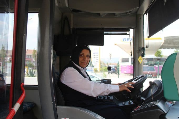 3 çocuk annesi otobüs şoförü oldu