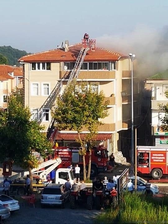 Dekorasyon atölyesi alev alev yandı