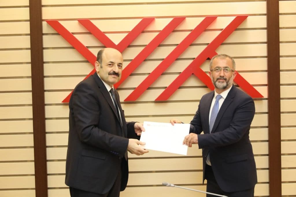 SAÜ Rektörü Savaşan, atama belgesini aldı