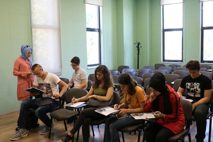 Hem yabancı dil hem de bilgisayarı öğreniyorlar