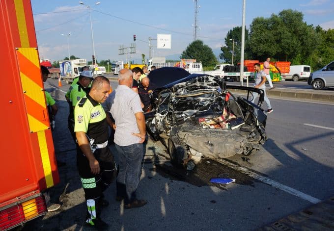 Kamyon, ışıklarda duran otomobile böyle çarptı