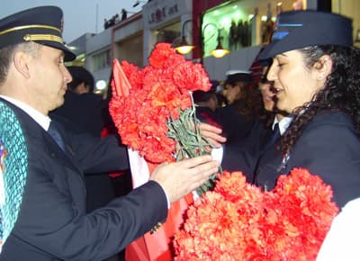 Polis Vatandaşlara Karanfil Dağıttı
