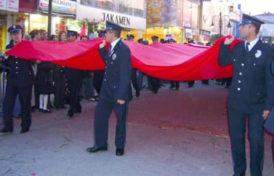 Polis Vatandaşlara Karanfil Dağıttı