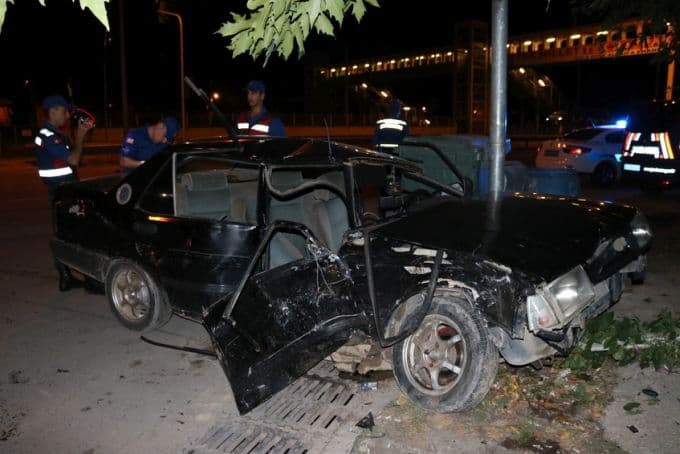 Sakarya'da iki otomobil çarpıştı: 4 yaralı 