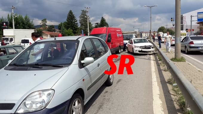 Hendek'te iki ayrı trafik kazası: Çok sayıda yaralı var!