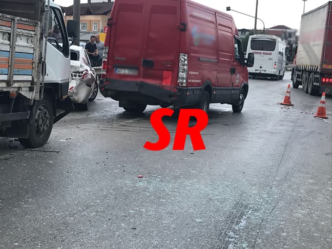 Hendek'te iki ayrı trafik kazası: Çok sayıda yaralı var!