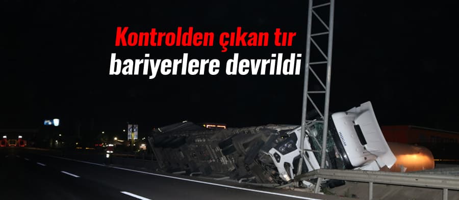Kontrolden çıkan tır, bariyerlere devrildi