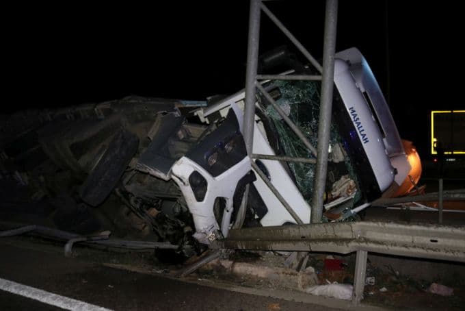 Kontrolden çıkan tır, bariyerlere devrildi