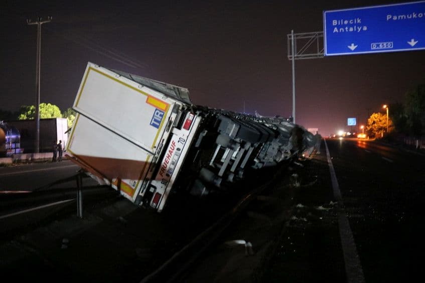 Kontrolden çıkan tır, bariyerlere devrildi