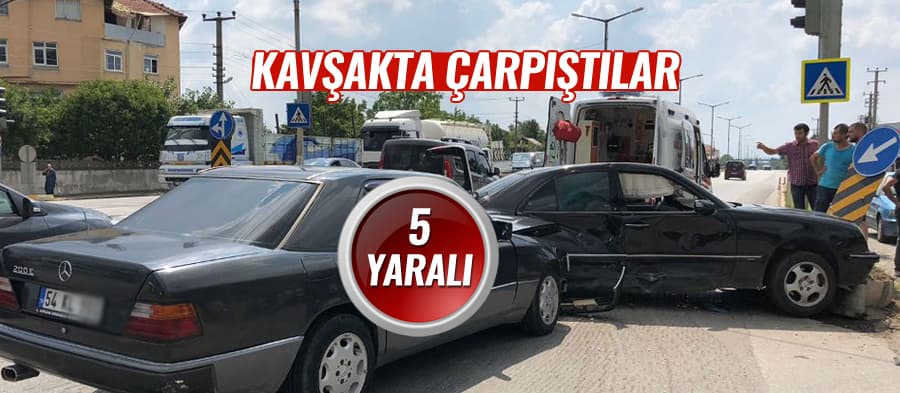 İki otomobil kavşakta çarpıştı: 5 yaralı!