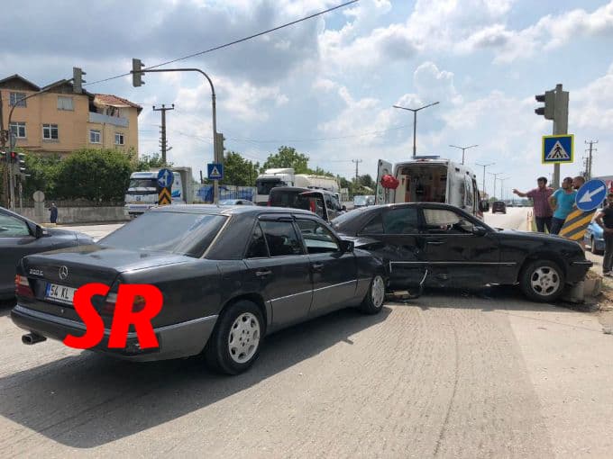 İki otomobil kavşakta çarpıştı: 5 yaralı!