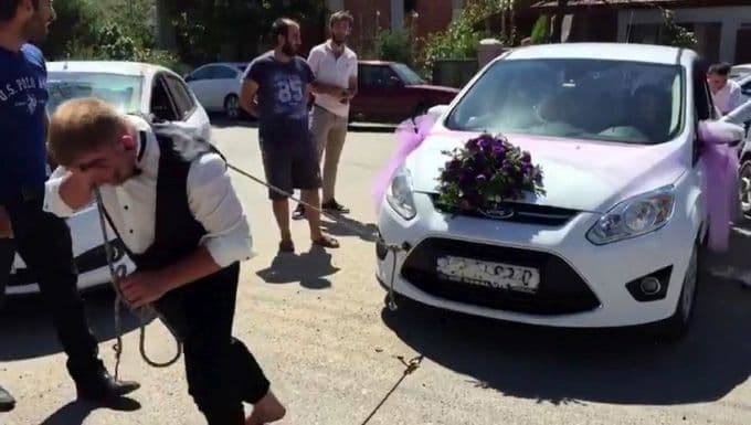 Sakarya'da damat, düğün arabasını halatla çekti
