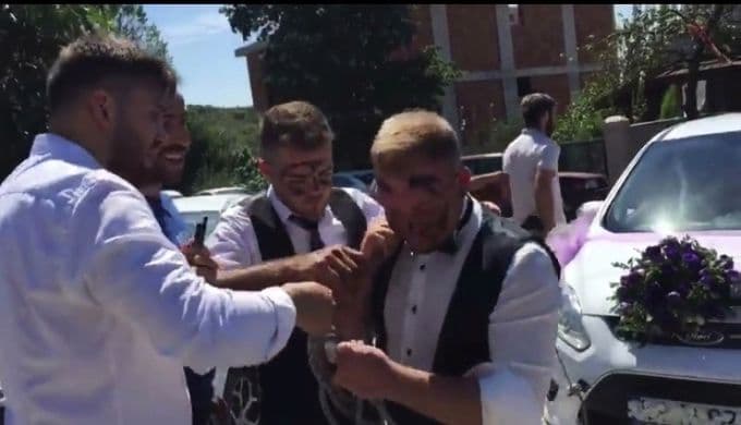 Sakarya'da damat, düğün arabasını halatla çekti