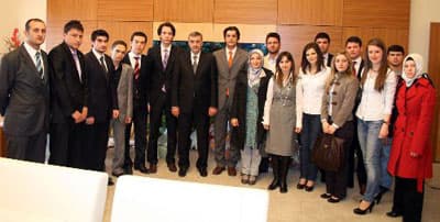 <p><font face="arial,helvetica,sans-serif" size="2">Gen&ccedil;lerin fikirlerinin kendileri i&ccedil;in &ccedil;ok &ouml;nemli olduğunu kaydeden To&ccedil;oğlu, gen&ccedil;lerin dinamizmine her zaman ihtiya&ccedil; duyduklarını ifade etti. Gen&ccedil;lerden yapılanlar ve yapılması gerekenler konusunda, ne olursa olsun her zaman fikirlerini kendileriyle paylaşmalarını isteyen To&ccedil;oğlu, &quot;İnşallah bundan sonra daha g&uuml;zel, daha mutlu yarınlarda sizinle birlikte &ccedil;ok daha iyi şeyler yapacağız. Biliyorsunuz &ccedil;ok yoğun &ccedil;alıştığımız bir se&ccedil;im d&ouml;nemi yaşadık. Şehrimizin her yerini tek tek gezdik, vatandaşlarımızın dertlerini dinledik yapacaklarımızı anlattık. Se&ccedil;im d&ouml;neminde gen&ccedil;lik kollarımız bizim yanımızdaydı. Sizler de partimizin kazanması i&ccedil;in b&uuml;y&uuml;k &ccedil;aba g&ouml;sterdiniz. Hepinize ayrı ayrı teşekk&uuml;r ediyorum.&quot; diye konuştu. </font></p><p><font face="arial,helvetica,sans-serif" size="2">Ziyarette Sakarya'da ikinci &uuml;niversitenin kurulması da g&uuml;ndeme geldi. Başkan To&ccedil;oğlu, bu konuda &uuml;zerlerine d&uuml;şen ne olursa yapmaya hazır olduklarını dile getirdi. </font></p>