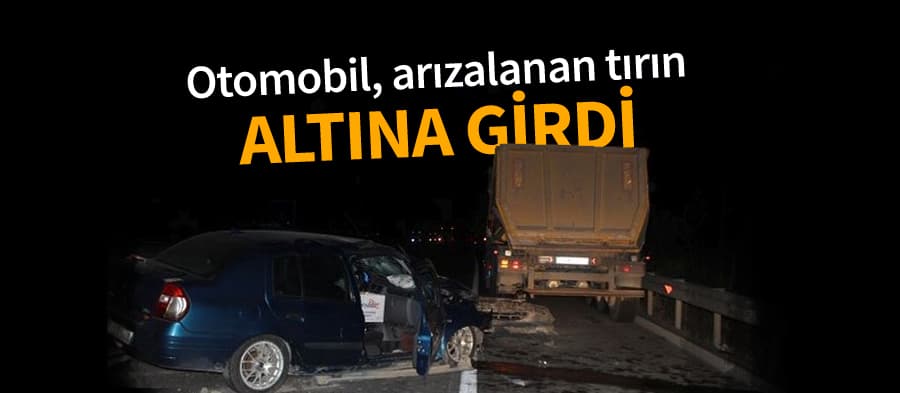 Otomobil, arızalanan tırın altına girdi