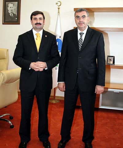 <strong><font face="Arial" size="2">Marka şehir olacağız<br /><br /></font></strong><font size="2"><font face="Arial">Ayhan Sefer &Uuml;st&uuml;n s&ouml;zlerini ş&ouml;yle s&uuml;rd&uuml;rd&uuml;: <font color="#333399">&ldquo;Hepimiz kendimizi geliştirmek ve değiştirmek zorundayız. D&uuml;nya d&ouml;n&uuml;yor, d&uuml;nya yerinde saymıyor. Bizde yerimizde saymamalıyız. Sayın Başbakanımız &uuml;lkemizin menfaatleri doğrultusunda gecesini g&uuml;nd&uuml;z&uuml;ne katarak &ccedil;alışıyor. Bizlerde Sakarya i&ccedil;in gece g&uuml;nd&uuml;z demeden &ccedil;alışmalıyız. Durmadan, usanmadan, yorulmadan &ouml;n&uuml;m&uuml;ze bakacağız ve şehrimiz i&ccedil;in, il&ccedil;emiz, beldemiz, k&ouml;y&uuml;m&uuml;z, mahallemiz i&ccedil;in yılmadan &ccedil;alışacağız. Beş yılın ardından Sakarya&rsquo;nın t&uuml;m T&uuml;rkiye&rsquo;de kendisinden en fazla bahsettiren şehirlerden biri olacağından kuşku duymuyoruz. H&uuml;k&uuml;metimizin tam desteğiyle, milletvekillerimizin, teşkilatımızın, desteğiyle milletimizle el ele vererek B&uuml;y&uuml;kşehir Belediye Başkanımız Zeki To&ccedil;oğlu, Sakarya&rsquo;yı marka şehir haline getirecektir&rdquo;.</font><br /><br /><strong>Biz bir b&uuml;t&uuml;n&uuml;z</strong></font></font> <p><font face="arial,helvetica,sans-serif" size="2">Ziyaretten duyduğu memnuniyeti dile getiren Başkan Zeki To&ccedil;oğlu ise, hizmet adına yapılacak ne varsa var g&uuml;&ccedil;leriyle &ccedil;alışacaklarını ve yerine getireceklerini ifade etti. Başkan To&ccedil;oğlu, &ldquo;Biz yola &ccedil;ıkarken &lsquo;hizmet bizim işimiz&rsquo; demiştik. İnşallah bunu b&uuml;t&uuml;n hemşerilerimiz g&ouml;recekler. Milletvekillerimizle, belediye başkanlarımızla, parti teşkilatımızla bir b&uuml;t&uuml;n&uuml;z. B&uuml;t&uuml;n kurumlarımızla, sivil toplum &ouml;rg&uuml;tlerimizle, b&uuml;t&uuml;n kuruluşlarımızla bir ahenk i&ccedil;erisinde &ccedil;alışacağız. El ele verip Sakarya&rsquo;yı daha g&uuml;zel yarınlara taşıyacağız&rdquo; diye konuştu.<br /></font></p>