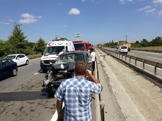 Başka otomobil sıkıştırınca kamyona arkadan çarptı