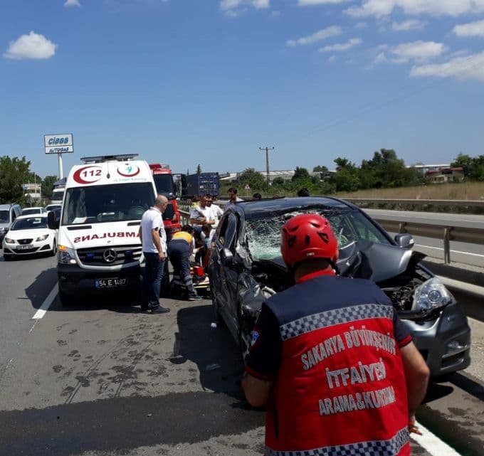 Başka otomobil sıkıştırınca kamyona arkadan çarptı