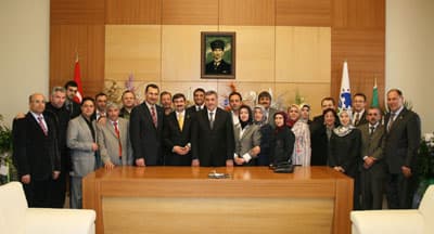 <font face="Arial" size="2">AK Parti Adapazarı İl&ccedil;e Teşkilatı Başkanı Ali İhsan Yavuz ve parti y&ouml;neticileri, Sakarya B&uuml;y&uuml;kşehir Belediye Başkanı Ali İhsan Yavuz'u ziyaret etti. Zeki To&ccedil;oğlu'na &ccedil;i&ccedil;ek takdim eden Ali İhsan Yavuz, yeni g&ouml;revinin hayırlı olmasını diledi. Sakarya'nın gelişiminin devam edeceğini ifade eden Yavuz, &quot;Serdivan'da &ccedil;ok &ouml;nemli hizmetlere imza atan değerli başkanımız bundan b&ouml;yle b&uuml;t&uuml;n şehrimize hizmet edecek. Kendisinin Sakarya'yı bulunduğu noktadan &ccedil;ok daha ilerilere taşıyacağından ş&uuml;phemiz yok. İnşallah Sakarya &ccedil;ok daha modern &ccedil;ok daha g&uuml;zel bir g&ouml;r&uuml;n&uuml;me ak belediyeler sayesinde erişecek. Kendisine yeni g&ouml;revinde b&uuml;t&uuml;n teşkilatımız adına başarılar diliyoruz&quot; dedi.</font>