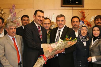 <font face="Arial" size="2">Ziyaretten duyduğu memnuniyeti dile getiren Başkan Zeki To&ccedil;oğlu ise, <font color="#333399">&quot;Se&ccedil;im kampanyamız sırasında &ccedil;ok b&uuml;y&uuml;k fedak&acirc;rlıklar yapıp gece g&uuml;nd&uuml;z demeden &ccedil;alışan b&uuml;t&uuml;n teşkilat mensuplarımıza teşekk&uuml;rlerimi sunuyorum. G&uuml;zel bir kampanya d&ouml;nemi yaşadık. Gece g&uuml;nd&uuml;z demeden &ccedil;alıştık. Fakat enerjimizi asıl bundan sonra g&ouml;stereceğiz. Yine gece g&uuml;nd&uuml;z &ccedil;alışacağız. G&uuml;zel şehrimizi geliştirmek adına var g&uuml;c&uuml;m&uuml;zle &ccedil;alışacağız. Bu nazik ziyaretlerinden dolayı teşkilat mensuplarımıza ş&uuml;kranlarımı sunuyorum&quot;</font> diye konuştu. Ziyaretin son kısmına AK Parti Sakarya milletvekili Ayhan Sefer &Uuml;st&uuml;n de katıldı.<font color="#333399"> &quot;Partililerle bir arada olmaktan b&uuml;y&uuml;k mutluluk duydum&quot; diyen &Uuml;st&uuml;n, &quot;Biz her zaman el eleyiz, her zaman g&ouml;n&uuml;l g&ouml;n&uuml;leyiz. Bu birliktelik başarımızın sırrıdır&quot;</font> dedi.</font>