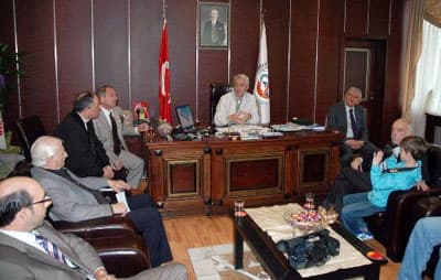 <p><font face="arial,helvetica,sans-serif" size="2"><strong>&quot;YATIRIMCILARA HER T&Uuml;RL&Uuml; DESTEĞİ VERECEĞİZ&quot;</strong> </font></p><p><font face="arial,helvetica,sans-serif" size="2"></font></p><p><font face="arial,helvetica,sans-serif" size="2">İl&ccedil;ede kurulması planlanan Organize Sanayi B&ouml;lgesi (OSB) ile ilgili olarak Sakarya Ticaret ve Sanayi Odası (SATSO) ile &ccedil;alışmalar yapacaklarını kaydeden İspiroğlu, <font color="#333399">&quot;İl&ccedil;emizde işsizlik var. İl&ccedil;eye yatırımcıları &ccedil;ekerek işsizlere iş, aşsızlara aş sağlayacağız. OSB'nin şu anki yerini değiştireceğiz. OSB'nin kurulacağı yer i&ccedil;in SATSO ile &ccedil;alışmalarımız olacak. Karşılıklı fikir alış verişi yapacağız. Gerekli g&ouml;r&uuml;len yere OSB'yi kuracağız. Sanayi alanında da &ccedil;alışmalarımızı s&uuml;rd&uuml;r&uuml;yoruz.Yatırımcıyı il&ccedil;emize davet ediyoruz.Yatırımcılar i&ccedil;in belediye olarak kendilerine her t&uuml;rl&uuml; yardımı yaparak her t&uuml;rl&uuml; desteği vereceğiz&quot;</font> diye konuştu. </font></p><p><font face="arial,helvetica,sans-serif" size="2">Ayrıca, sahilde denizin yıktığı evlerle ilgili olarak gerekli &ouml;nlemlerin alınacağını anlatan İspiroğlu, evlerin korunması amacıyla dalga kıranlar yapacaklarını dile getirdi. İspiroğlu, il&ccedil;eye yurt dışından gelen hayat kadınları ile ilgili olarak Kaymakamlık'la birlikte hareket ederek soruna &ccedil;&ouml;z&uuml;m bulacaklarını belirtti. Toplantının ardından İspiroğlu, gazetecilerle birlikte sahil b&ouml;lgesinde incelemelerde bulundu. </font></p>