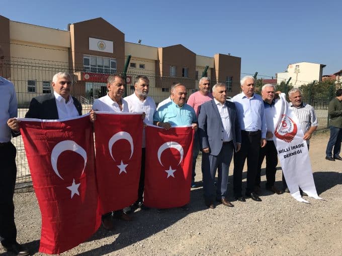 <font face="arial,helvetica,sans-serif" size="2"><br />Dava &ouml;ncesi Sakarya  15 Temmuz Milli İrade Derneği Başkanı Ali İnci, bir a&ccedil;ıklama yaparak 15  Temmuz'u asla unutmayacaklarını belirtti.<br /><br /><strong>&quot;Biz 15 Temmuz&rsquo;u asla unutmadık, unutmayacağız&quot;</strong><br /><br />Sakarya  15 Temmuz Milli İrade Derneği Başkanı Ali İnci yaptığı a&ccedil;ıklama, &quot;O  gece bizler Sakarya Valiliğinde bir bu&ccedil;uk saat işgal altında kaldık.  Geldiler ve teslim aldılar. Sakarya halkımızla birlikte b&uuml;y&uuml;k bir  m&uuml;cadele ettik. Orada vurulan ve yaralanan arkadaşlarımız vardı. O  m&uuml;cadelede belimizde silah olmasına rağmen silahsız olarak bize kurşun  sıkanlara karşı y&uuml;r&uuml;d&uuml;k ve valiliği geri aldık. T&uuml;rkiye&rsquo;nin her yerinde  başta Cumhurbaşkanımızın emri ile sokaklara &ccedil;ıkan milletimizi tebrik  ediyoruz. O gece hainlikleriyle &uuml;st d&uuml;zeydeki r&uuml;tbeliler burada  cezalarını alacaklar Allah&rsquo;ın izni ile. Onlara ne s&ouml;ylediysek g&ouml;zleri  kararmıştı. Emir almış oldukları yerden muhakkak bu işi başarmış  oldukları inancı ile duran o insanların hakkettikleri cezaları  alacaklar. Tek tek savcılarımız, hakimlerimiz bu olayı titizlikle  inceledi ve cezalarını alacaklar bunun beklentisi i&ccedil;erisindeyiz. Her  tarafımızı bombalayan bunlar i&ccedil;imizden olan hainlerdi. Cezalarını  alacaklar bunun i&ccedil;in buradayız. Allah Cumhurbaşkanımıza zeval vermesin.  Bakıldığında korkusuzca İstanbul&rsquo;a inişi, havaalanından &ccedil;ıkışı ve b&uuml;t&uuml;n  insanları meydanlara davet edişi bu darbenin &ouml;n&uuml;ne ge&ccedil;miştir. O gece  selalar okundu. Bu &uuml;lke &uuml;zerinde ezanları susturamayacaklar ve  bayraklarımızı indiremeyecekler. Bu millet bunu bir kez daha ortaya  koydu. Biz 15 Temmuz&rsquo;u asla unutmadık, unutmayacağız&rdquo; dedi.</font>