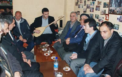 Kılıç&#8217;tan Dostlarına Türkülü Havaifişekli Yemek