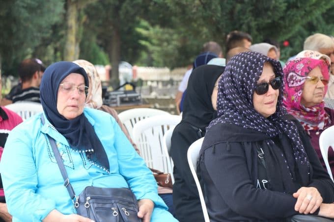 Sakarya'da depremde hayatını kaybedenler şehitlikte anıldı
