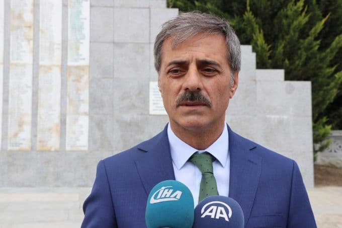 Sakarya'da depremde hayatını kaybedenler şehitlikte anıldı