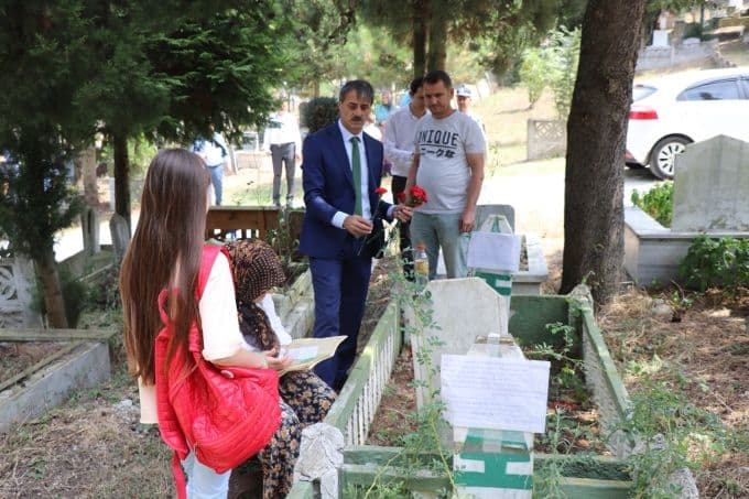 Sakarya'da depremde hayatını kaybedenler şehitlikte anıldı