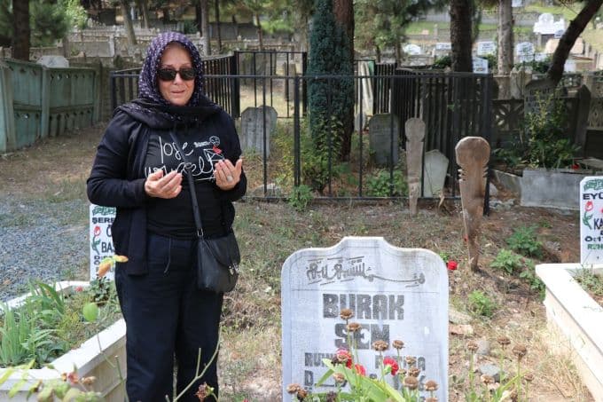 Sakarya'da depremde hayatını kaybedenler şehitlikte anıldı