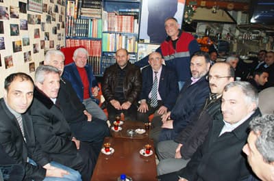 Kılıç&#8217;tan Dostlarına Türkülü Havaifişekli Yemek
