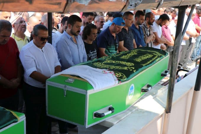 Kazada hayatını kaybeden anne ve kızına acı veda