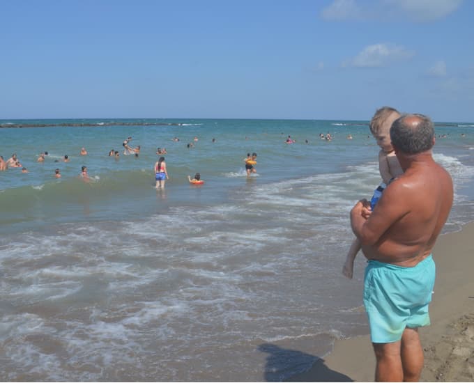 Karasu ve Kocaali sahillerinde plajlar doldu