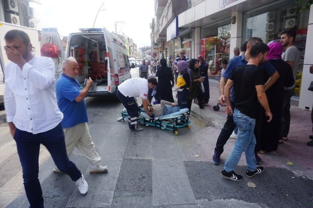 Karşıdan karşıya geçmek isteyen kadına minibüs çarptı