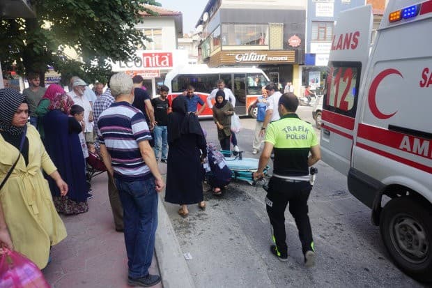 Karşıdan karşıya geçmek isteyen kadına minibüs çarptı