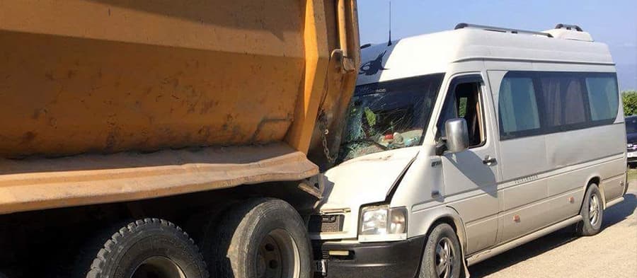 Yolcu minibüsü kamyona çarptı