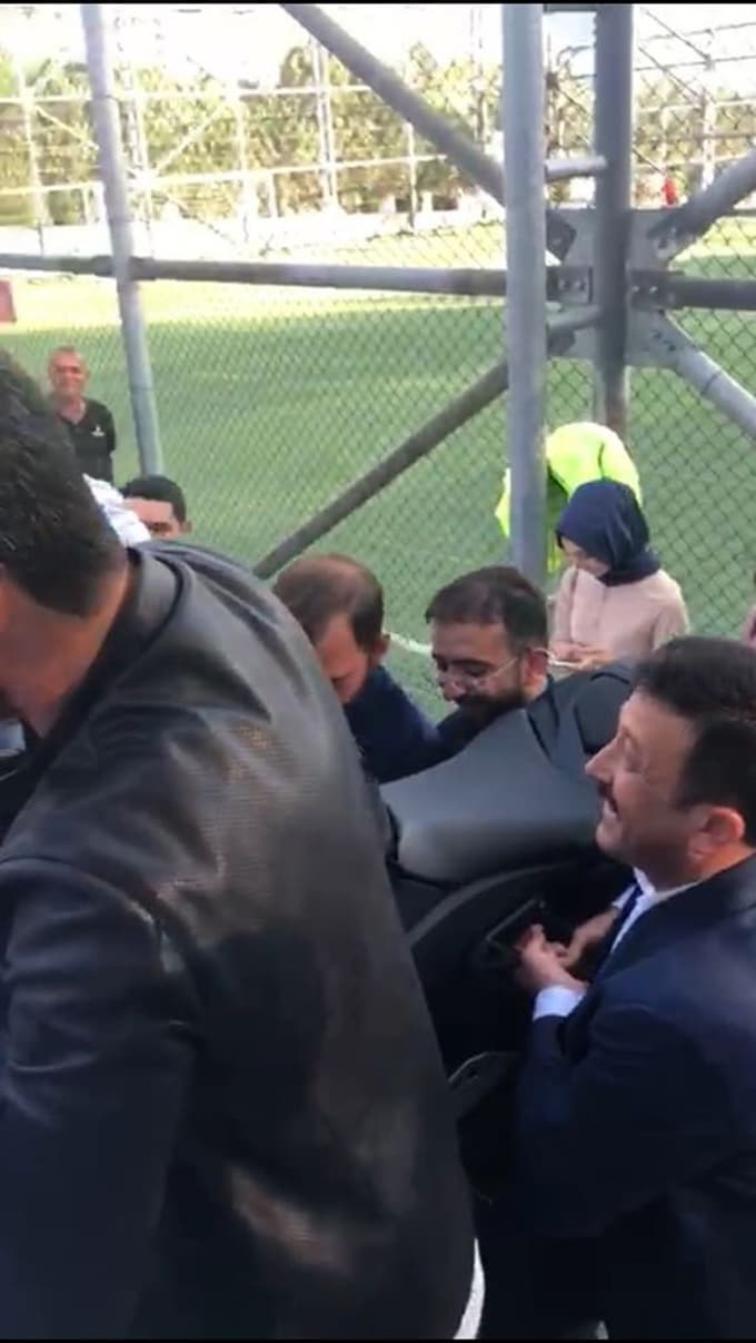 Sofuoğlu'nun motosikletini 10 kişi zor taşıdı
